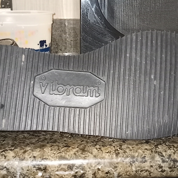 Vibram men\'s size 10 D casual work boots. main image 2